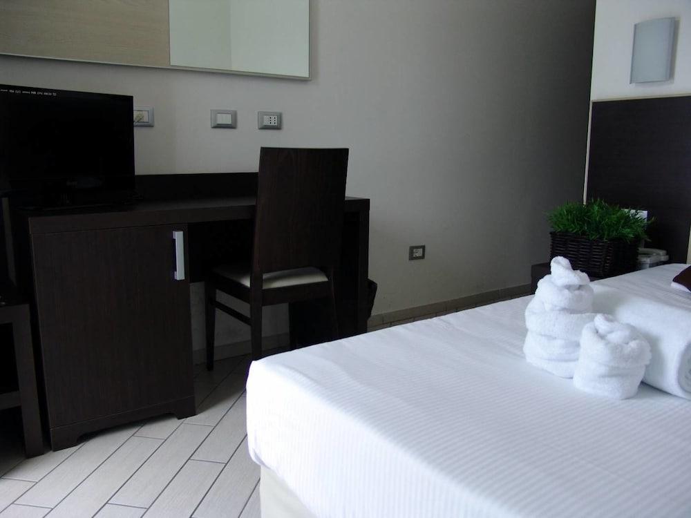 Hotel Paradise Airport Forlì Екстериор снимка