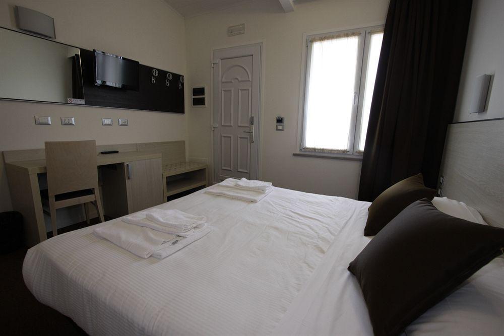 Hotel Paradise Airport Forlì Екстериор снимка