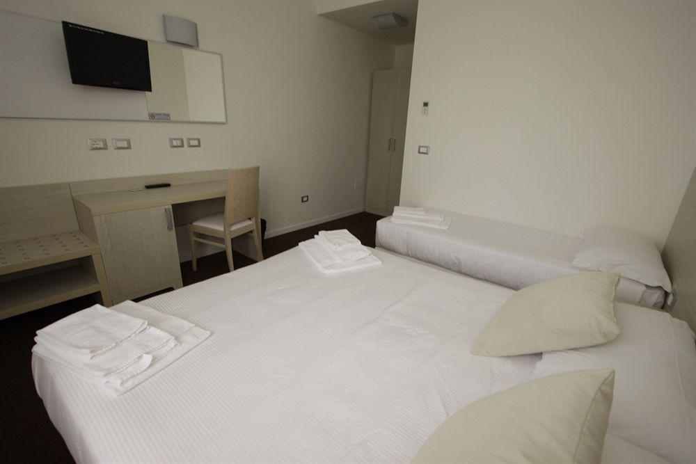 Hotel Paradise Airport Forlì Екстериор снимка