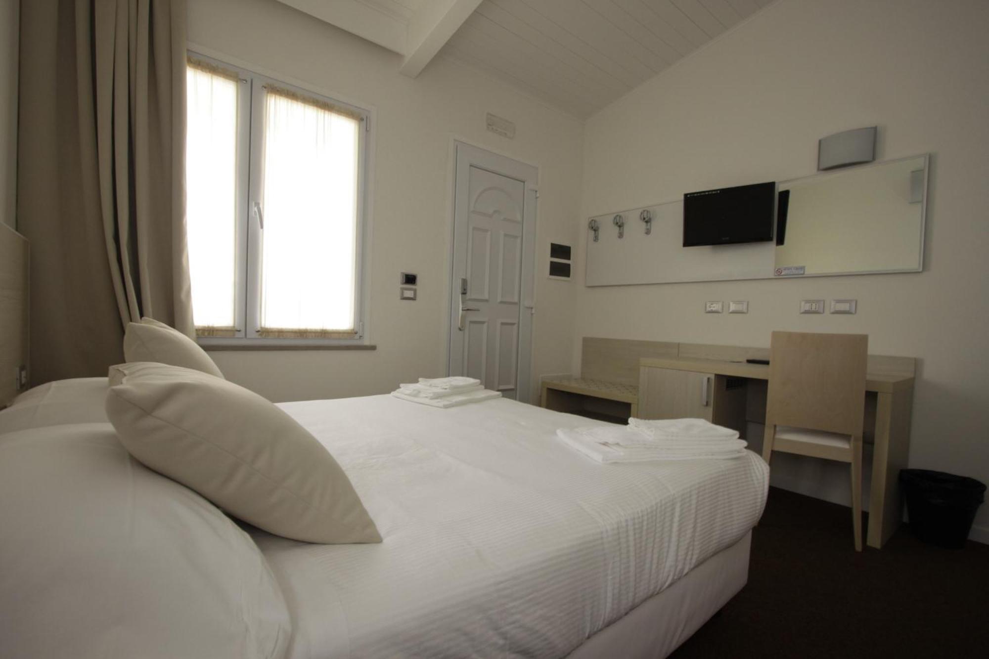 Hotel Paradise Airport Forlì Екстериор снимка