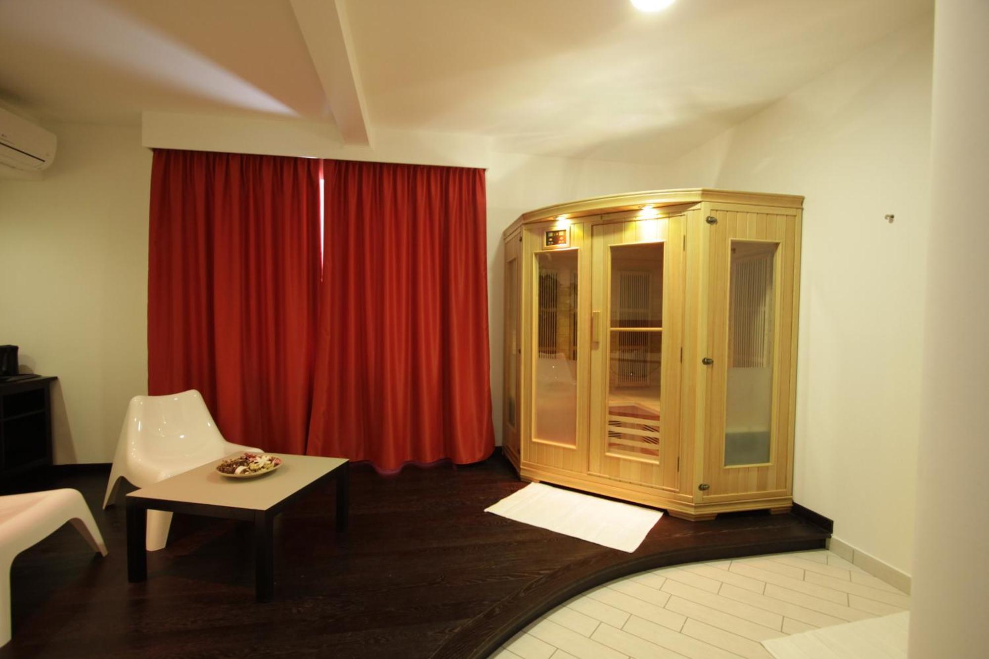 Hotel Paradise Airport Forlì Екстериор снимка