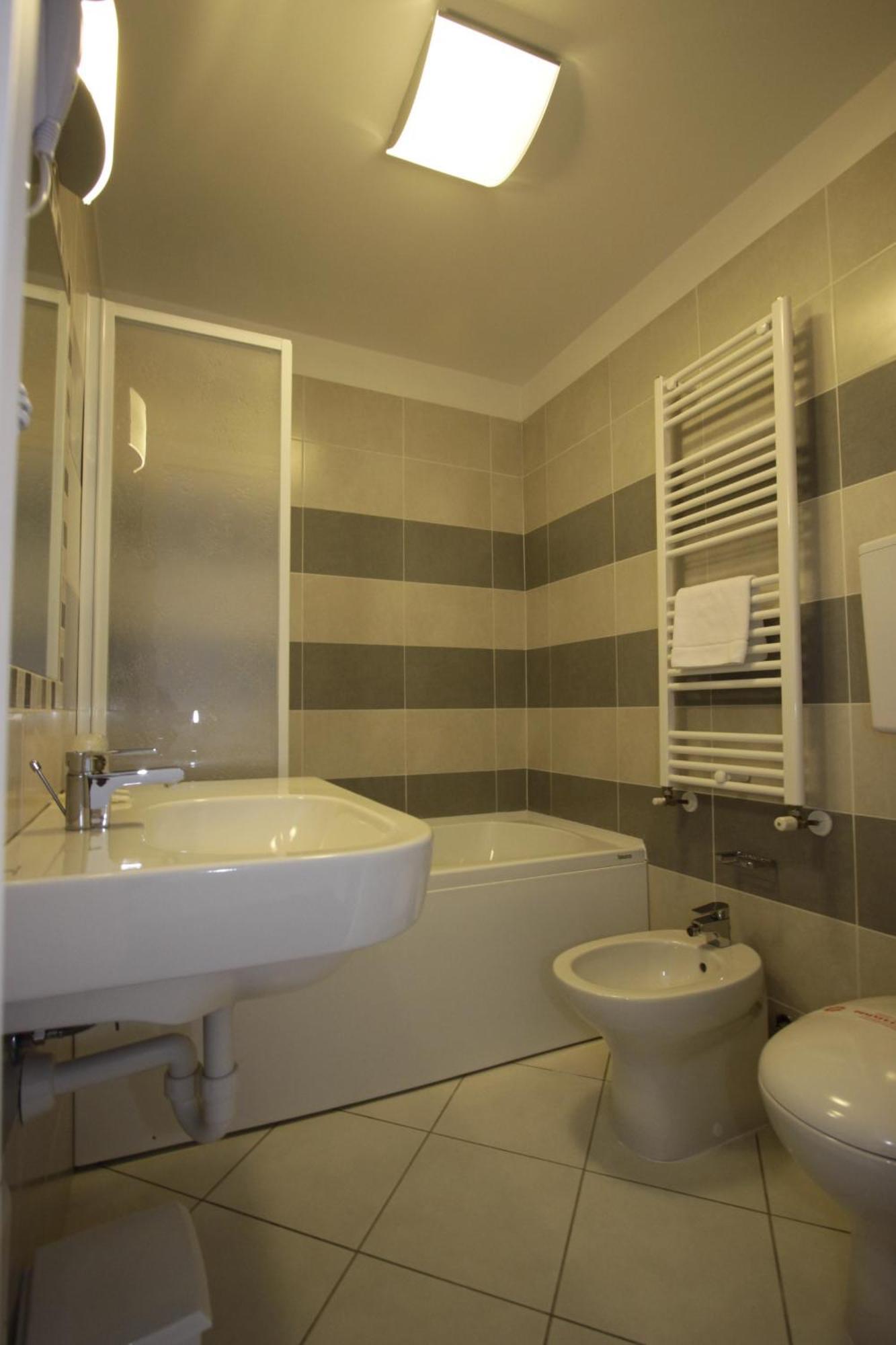 Hotel Paradise Airport Forlì Екстериор снимка