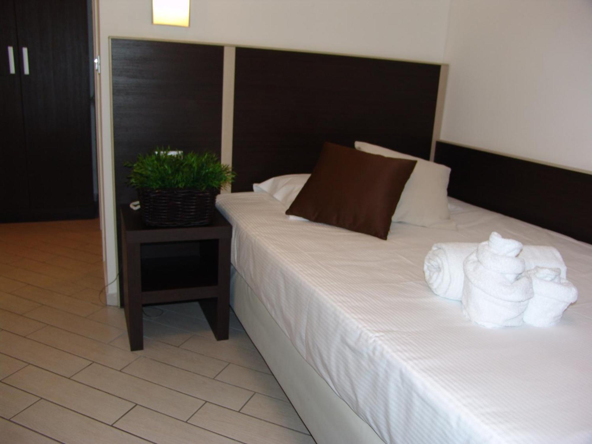 Hotel Paradise Airport Forlì Стая снимка