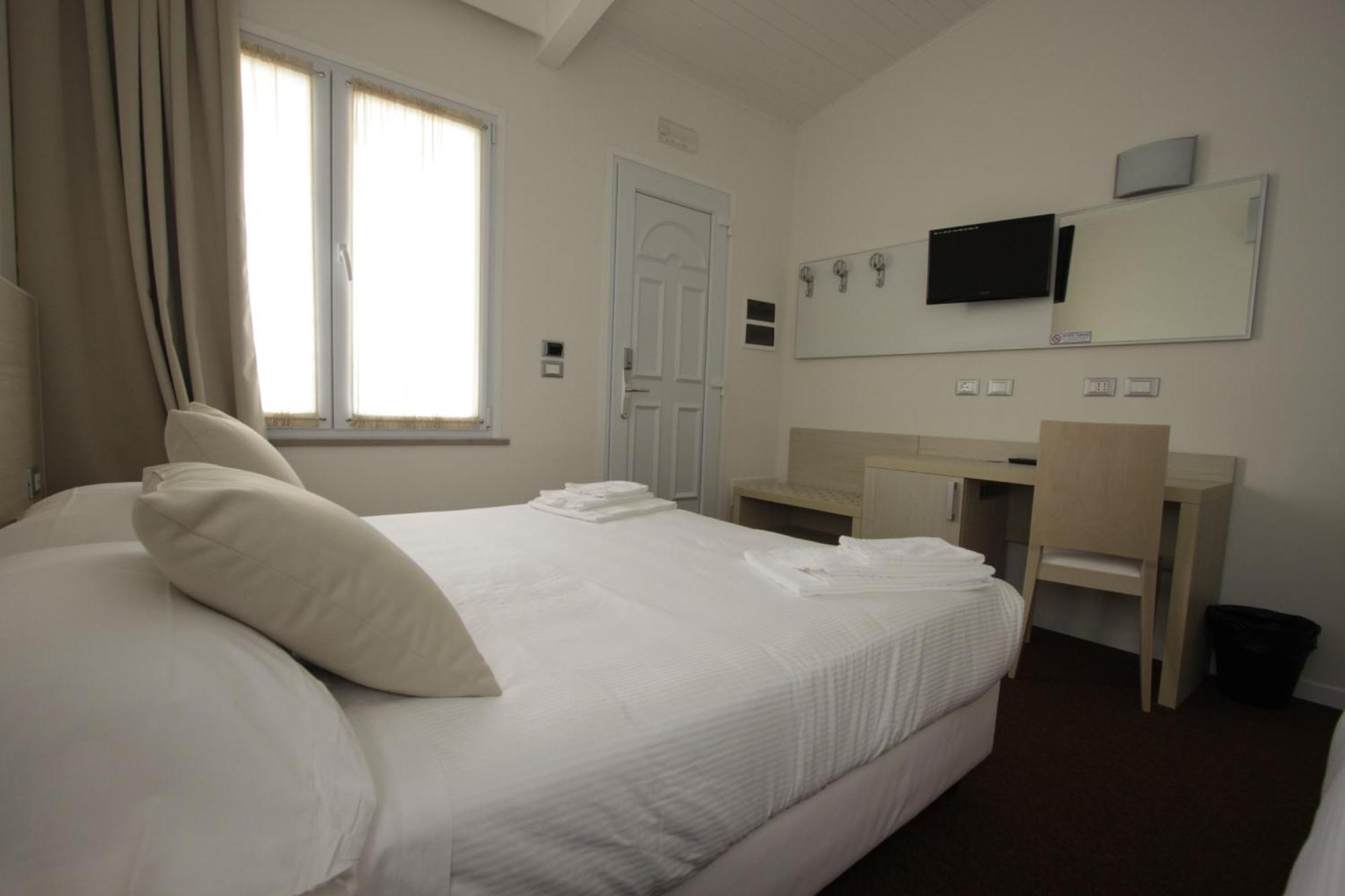 Hotel Paradise Airport Forlì Екстериор снимка
