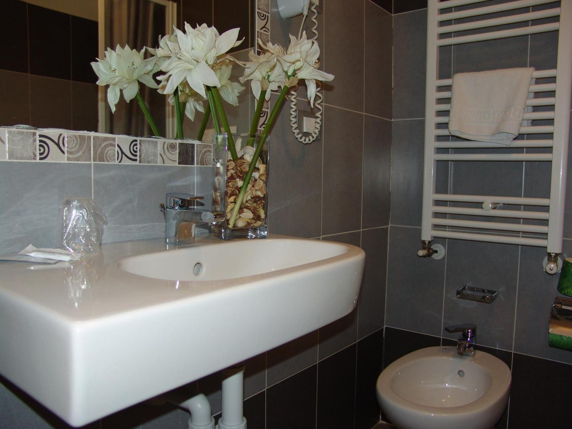 Hotel Paradise Airport Forlì Екстериор снимка