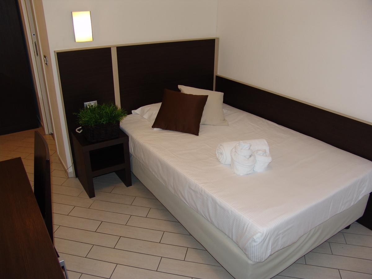 Hotel Paradise Airport Forlì Екстериор снимка